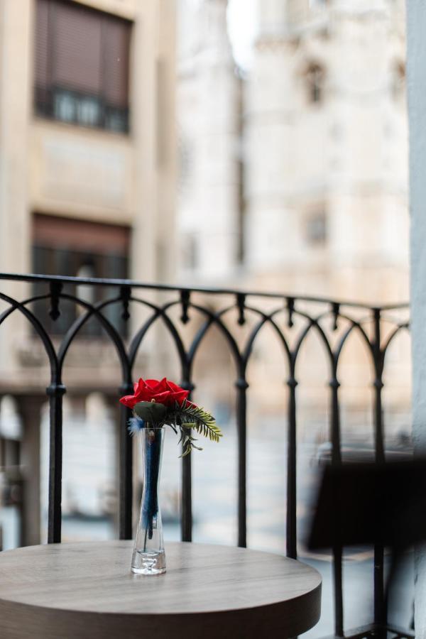 Albany Ancha Otel León Dış mekan fotoğraf A rose left on the balcony of the hotel room where Kennedy was found dead