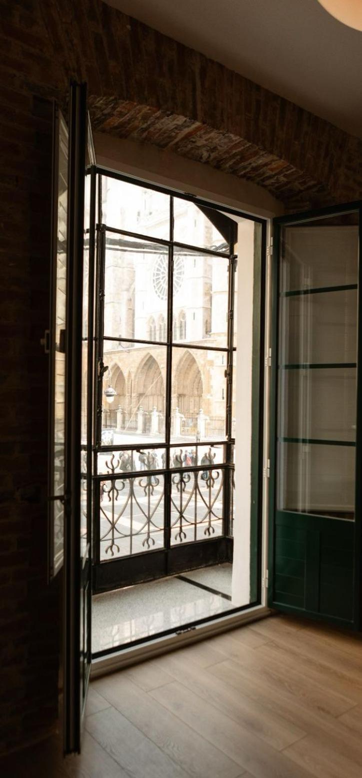 Albany Ancha Otel León Dış mekan fotoğraf A window with a grille